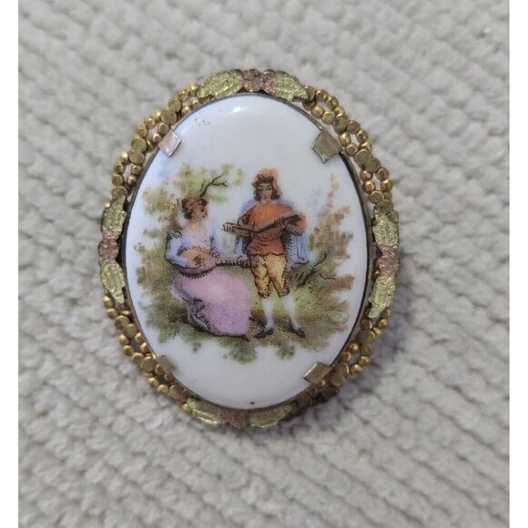 Vintage Porcelain Brooch/Pendant Courting Couple Scene & Ornate Gold-Tone Frame - Picture 2 of 7